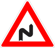 Dopravná značka - dvojitá zákruta, prvá vpravo