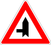 Dopravná značka - križovatka s vedľajšou cestou (vľavo)